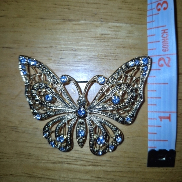 Elegant Gold and Blue Butterfly Brooch with Filigree Design - Picture 4 of 5